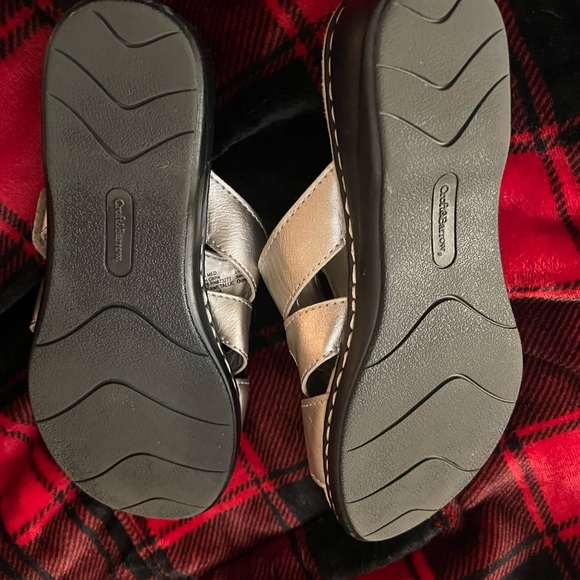 Ladies slightly used croft/barrow 8 med  sandal   they look silver/gold - Picture 5 of 5
